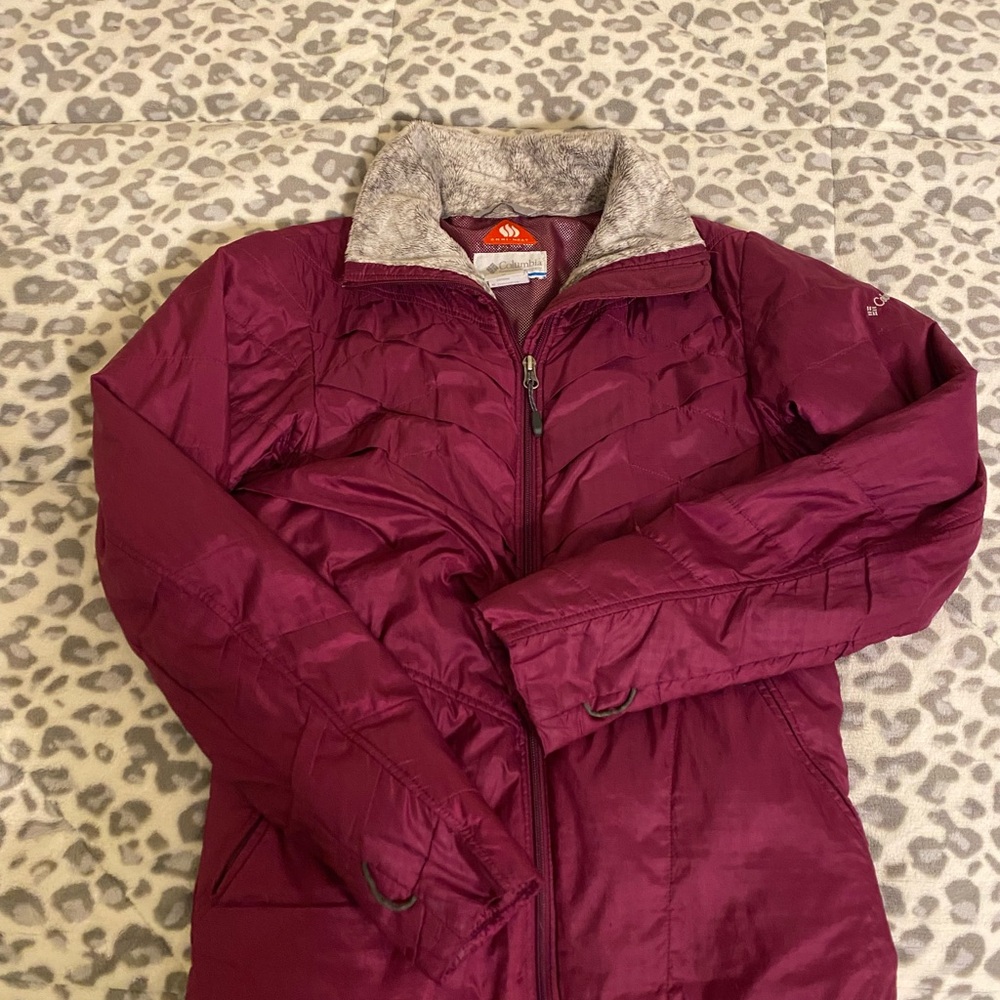 Columbia Omni heat women’s jacket. Size medium. Maroon in color.